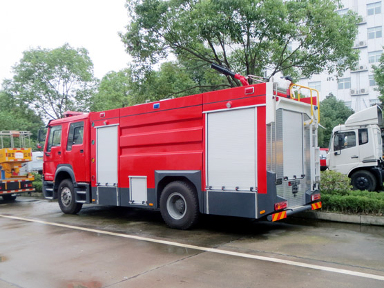 重汽豪沃8噸水罐消防車