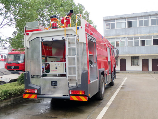 重汽豪沃8噸水罐消防車