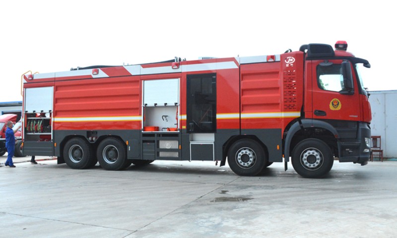 奔馳18噸水罐消防車