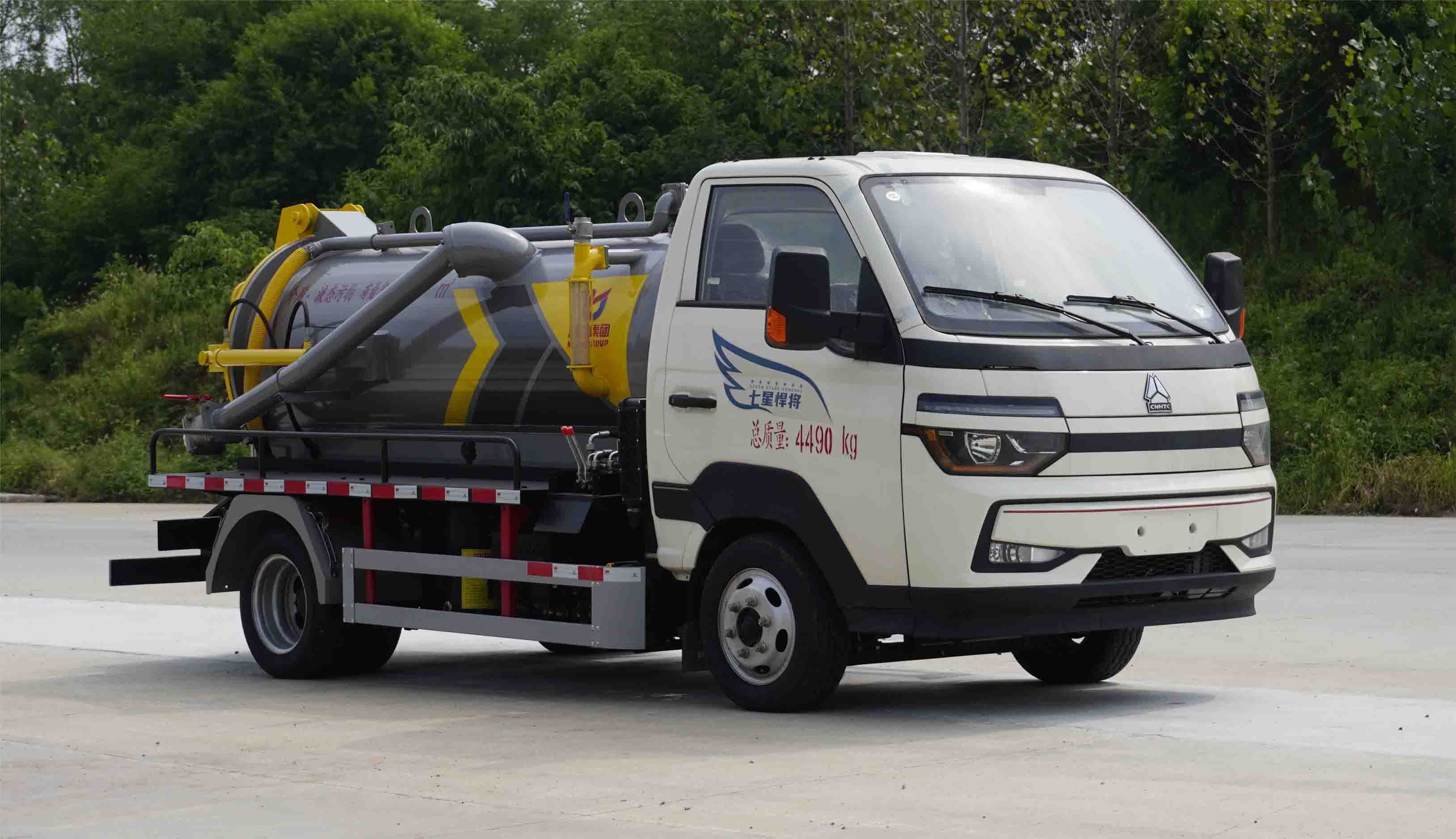 KLF5040GXWZ6型吸污車