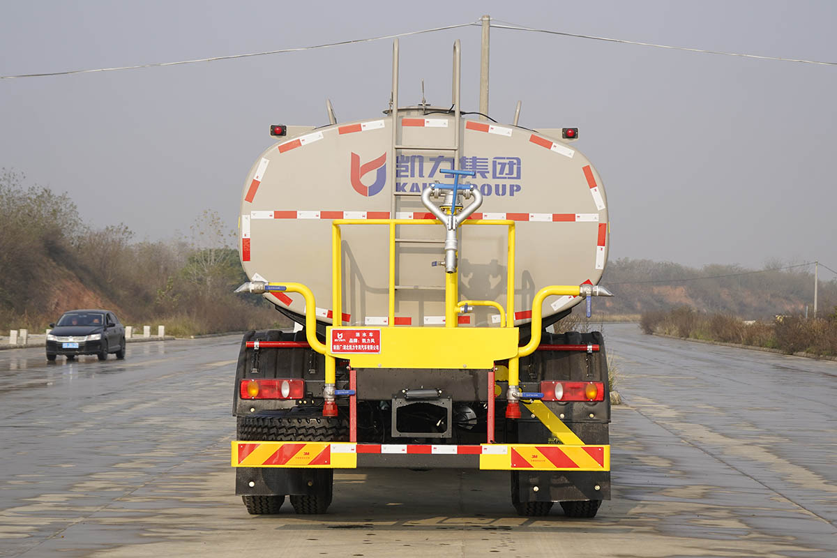 KLF5182GSSD6型灑水車