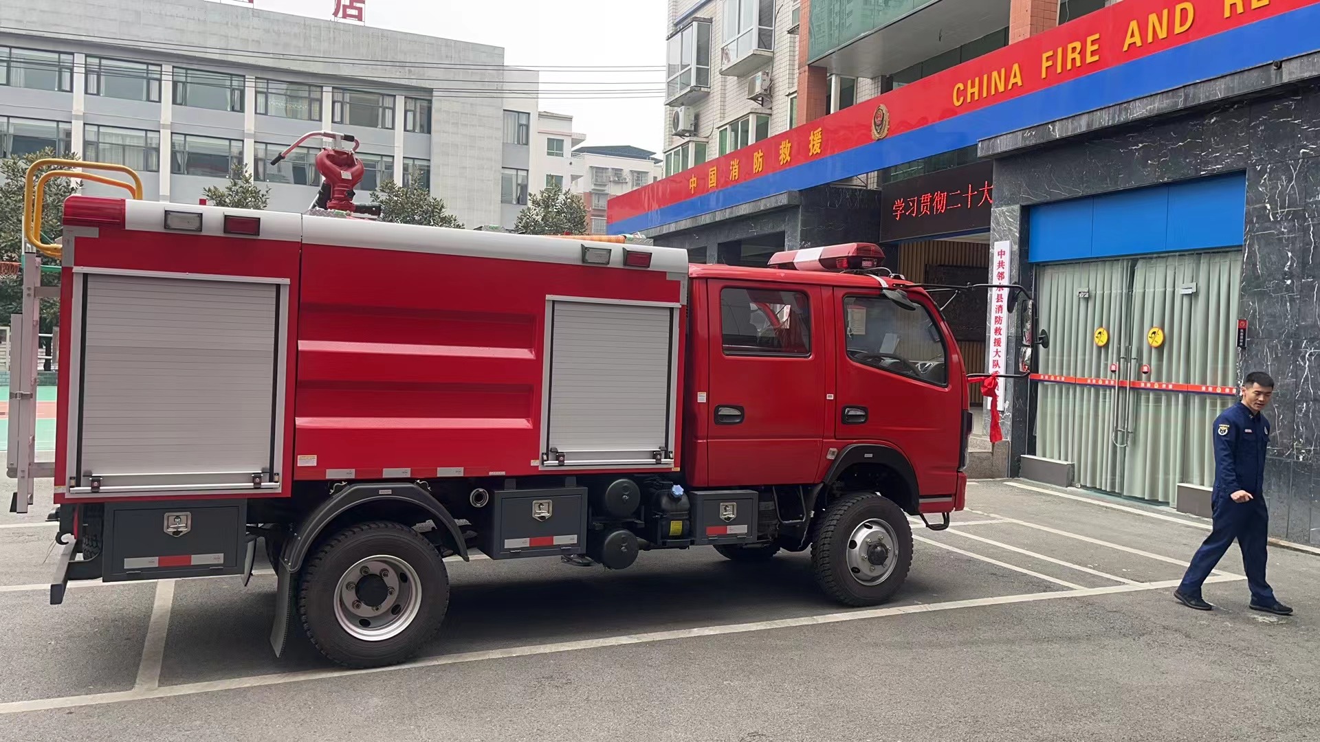 東風(fēng)4驅(qū)消防車
